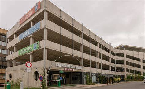 Obrázek: Nápis Parkovací dům Grand v centru Pardubic a záběr na vstup do garáže