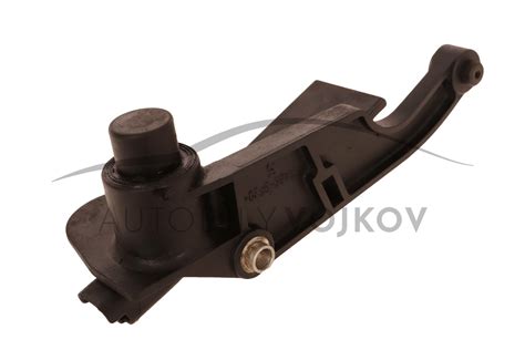 Detailní pohled na snímač polohy klikového hřídele a jeho montáž