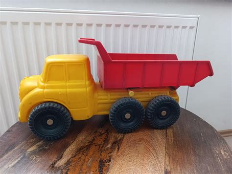 Velké plastové auto Tatra s korbou a madlem