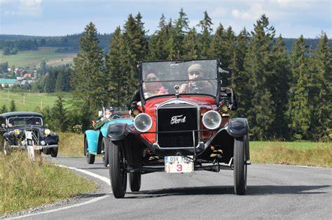 Historie automobilů s prosklenou střechou