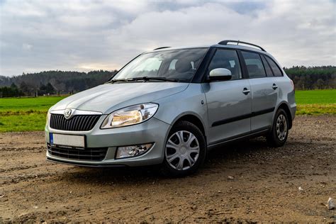 Ilustrační foto vozu Škoda Fabia II Combi ve světlé barvě