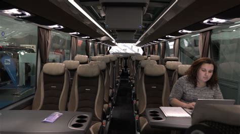 Interiér autobusu Mercedes-Benz CapaCity s důrazem na prostor pro cestující a vybavení