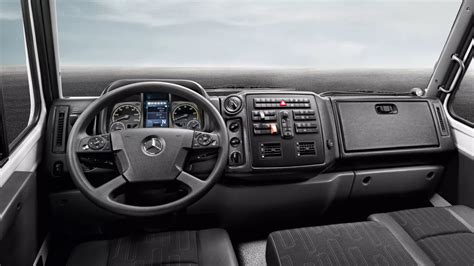 Kokpit řidiče autobusu Mercedes-Benz CapaCity s moderními displeji a ovládacími prvky