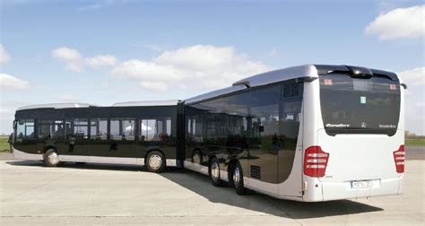 Boční pohled na prodloužený kloubový autobus Mercedes-Benz CapaCity L