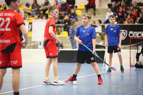 Detail nového, ale již flekatějícího emblému Ford