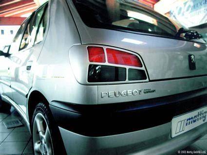 Obrázek ukazující katalog dílů a výběr zadních brzd pro Peugeot 306