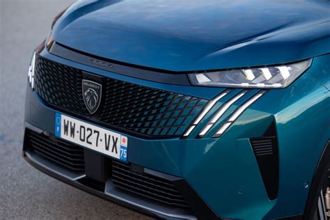 futuristická přední maska nového Peugeotu 3008 s úzkými LED světlomety