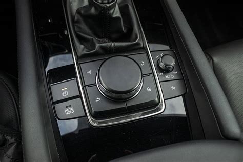 detail ovládání klimatizace a infotainmentu na středové konzoli