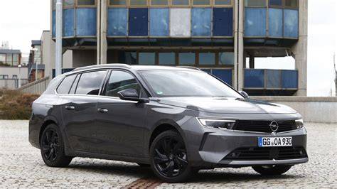 Infografika: Srovnání výbavy Dynamic v Opelu Astra ST 1.6