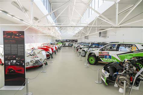 Expozice vozu Škoda Motorsport a doprovodných vozů