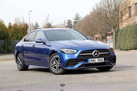 Infografika: Porovnání verzí kabrioletu Mercedes třídy C