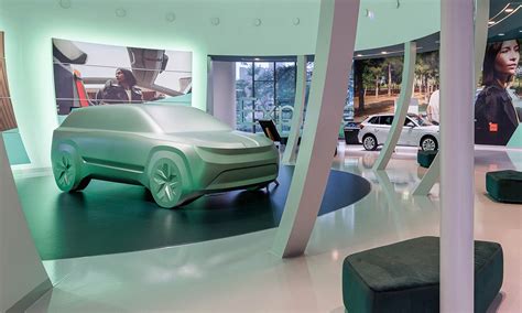 Ilustrativní infografika ukazující vývoj designu automobilů od 20. století po současnost
