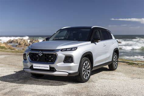 Fotografie Suzuki Vitara ve stříbrné barvě na městském pozadí