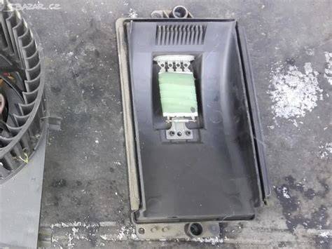 schematicky znázorněný postup demontáže ventilátoru topení
