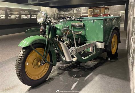 archivní fotografie tříkolové rikši Mazda-GO