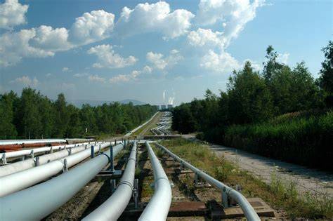 Infografika ukazující tok ropovodu Colonial Pipeline a jeho vliv na cenovou hladinu