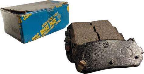 Infografika porovnávající různé značky brzdových destiček podle ceny a kvality.