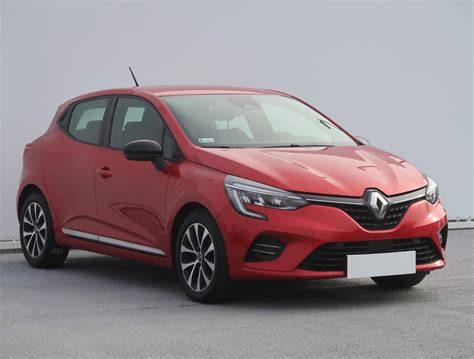 Infografika: Rozdíly mezi motorovými verzemi Clio (1.2i, 1.2 TCe, LPG, diesel) a přehled verzí Grandtour vs. hatchback