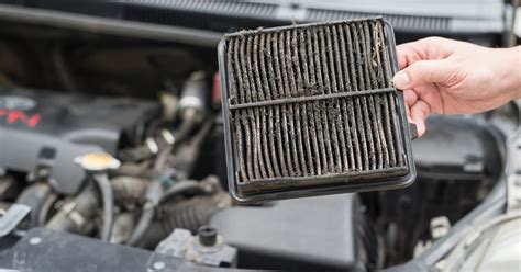 Ilustrace principu fungování vzduchového filtru v motoru automobilu