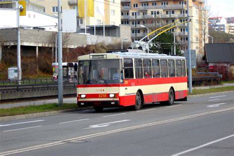 Infografika: Přehled generací trolejbusů Škoda a jejich významných modifikací (14 Tr, 26 Tr, 28 Tr, 27 Tr) - vývoj a rozšíření po Evropě