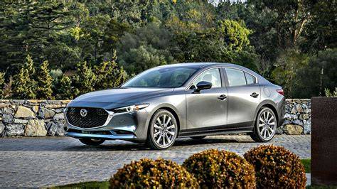 Mazda 3 sedan předek a bok