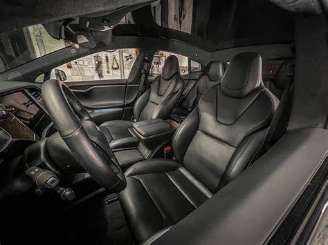 rovinnost výbav auto interiér kůže