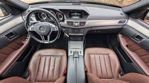 Interiér Mercedes E W212 s dotykovým ovladačem a digitálním displejem