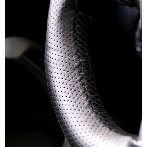 Detailní pohled na perforovaný kožený potah volantu