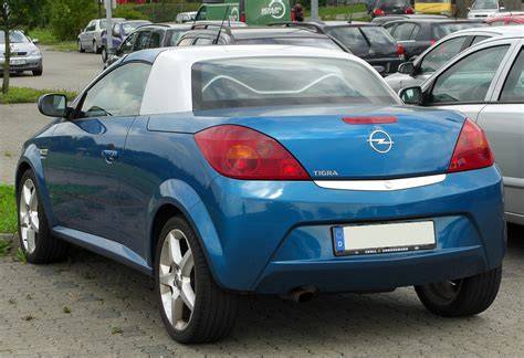 Obrázek zadních světel Opel Tigra A a B - porovnání provedení