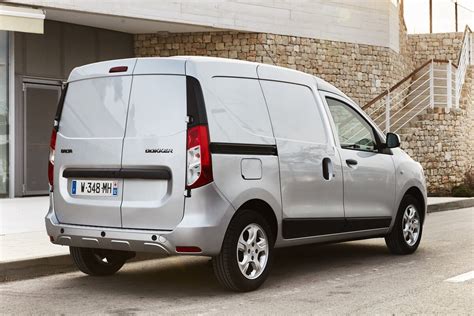 Grafické znázornění rozložení motorizací a výbavy klimatizací u ojetých vozů Dacia Dokker