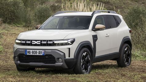 Koláž z různých typů autopříslušenství pro Dacia Duster