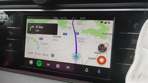 Infografika: propojení mobilu, Android Auto a Bluetooth v Priusu