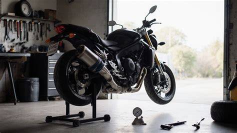 Infografika: Jak správně zkontrolovat rovnoběžnost čepu a polohu stojanu na Ducati Monster 1100