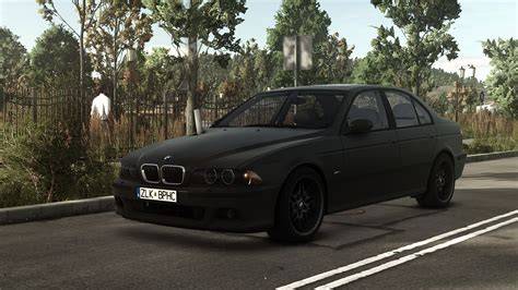 Infografika znázorňující umístění plastových lišt na BMW E39 a jejich role.