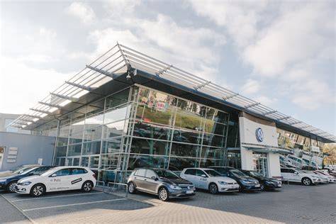 Showroom vozidel AUTO JAROV s vystavenými modely Volkswagen a Škoda