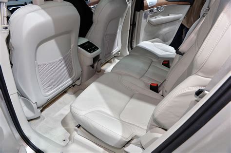 Ilustrace sklápění zadních sedadel ve Volvu XC60