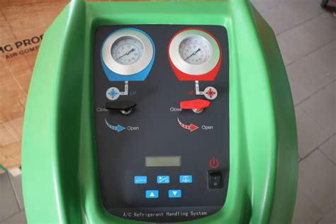 Ilustrace moderní plničky klimatizace