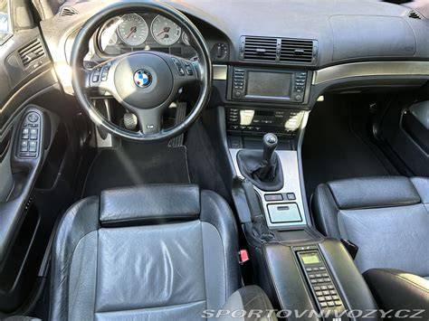 Ukázka interierových lišt pro BMW E39 - deky a dekor v provedení piano black