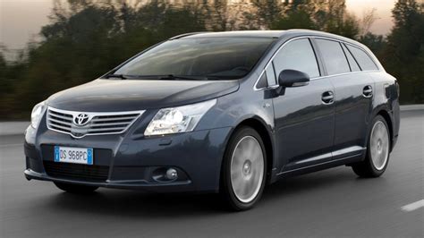 Infografika: Porovnání blatníků podle generací Toyota Avensis (T25 vs T27)