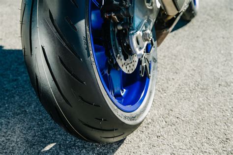Motocyklové pneumatiky s barevnými bočnicemi