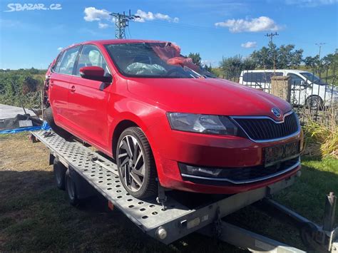 Obrázek Škoda Rapid Spaceback 1.0 TSI - záběr z přední části vozu, s charakteristickým designem