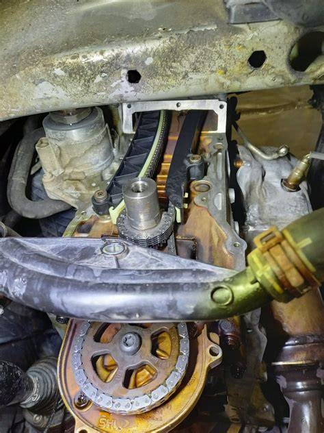 Obrázek znázorňující možné zdroje úniku oleje z motoru BMW E46 a označené oblasti: zátka olejového filtru, vana, víko ventilů a intercooler.