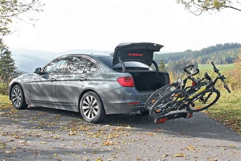 Ilustrační foto vozu Ford s namontovaným nosičem kol na tažném zařízení