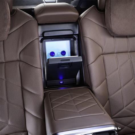 Chladicí box mezi zadními sedadly a obsah pro cestující