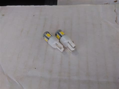 Ilustrace různých typů žárovek pro osvětlení SPZ.