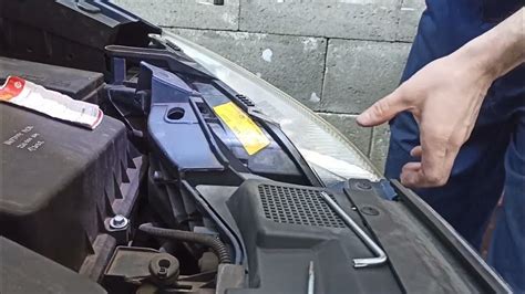 Schéma s vyznačením povolené a zakázané propustnosti světla pro přední a boční skla automobilu.