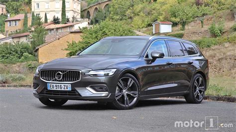 Infografika: Porovnání verzí Volvo V60 (D3/D4, B4204, DHE, PHEV, Mild hybrid) a jejich převodovek