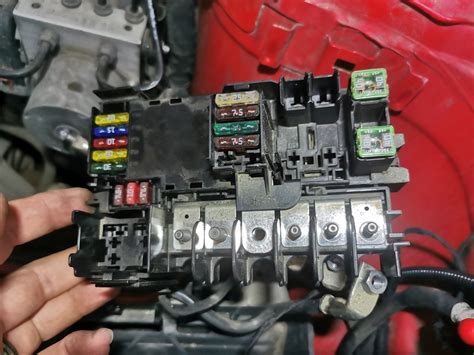 Ilustrace správného vedení kabelového svazku v motorovém prostoru