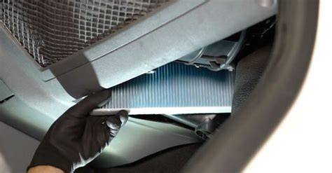 Výměna kabinového filtru VW Transporter T5 na obrázcích