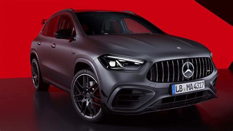 Ilustrační foto dětského elektrického autíčka Mercedes-Benz AMG GLA v červené barvě s otevřenými dveřmi.